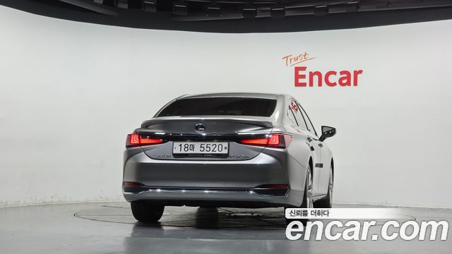 Lexus ES 2019 — photo 4