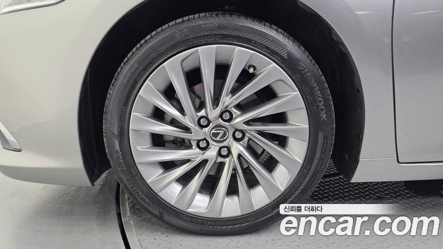 Lexus ES 2019 — photo 5