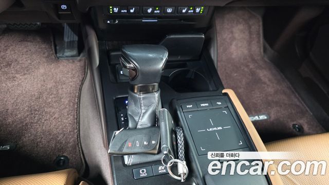 Lexus ES 2019 — photo 12