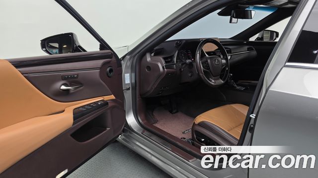 Lexus ES 2019 — photo 13