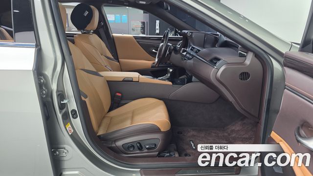 Lexus ES 2019 — photo 17