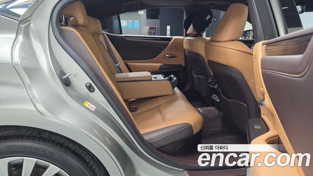 Lexus ES 2019 — photo 18