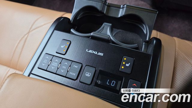 Lexus ES 2019 — photo 23