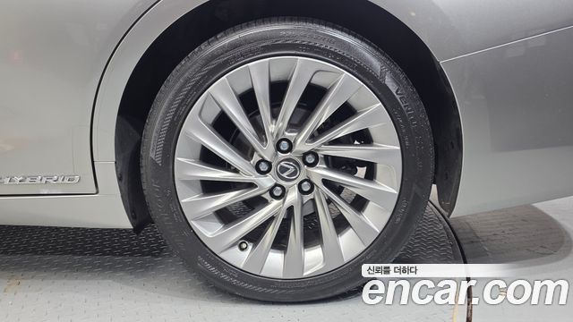 Lexus ES 2019 — photo 7