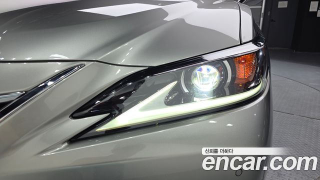 Lexus ES 2019 — photo 8