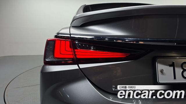 Lexus ES 2019 — photo 9