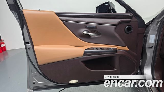 Lexus ES 2019 — photo 14