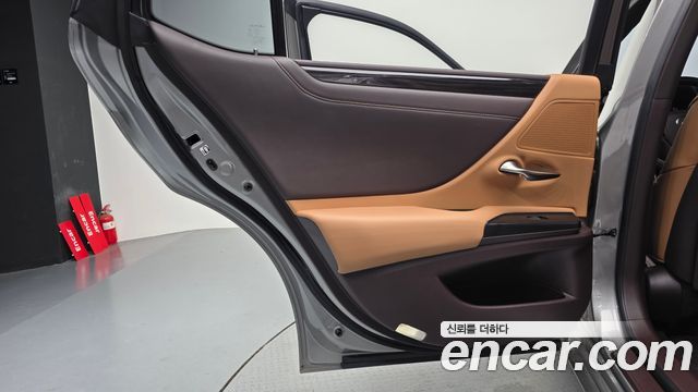 Lexus ES 2019 — photo 15