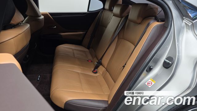 Lexus ES 2019 — photo 16