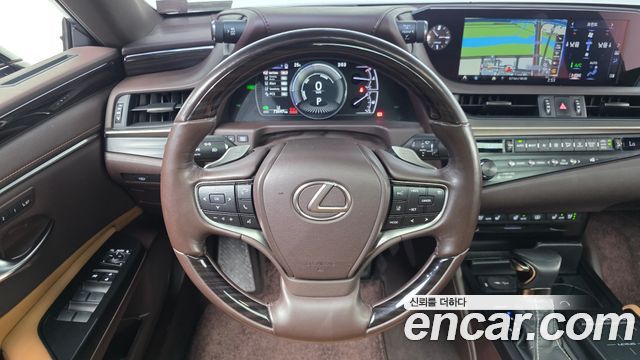 Lexus ES 2019 — photo 27