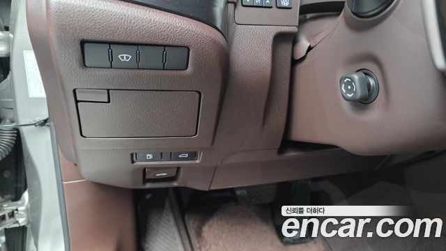 Lexus ES 2019 — photo 28