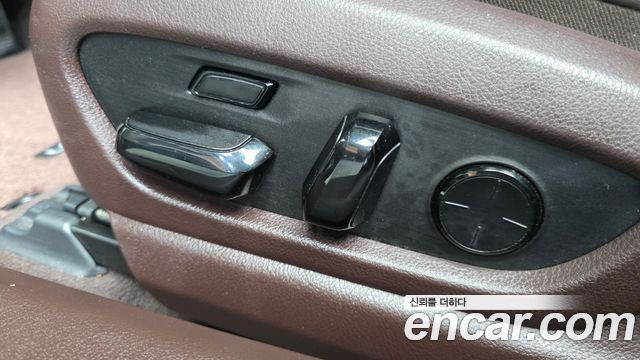 Lexus ES 2019 — photo 30