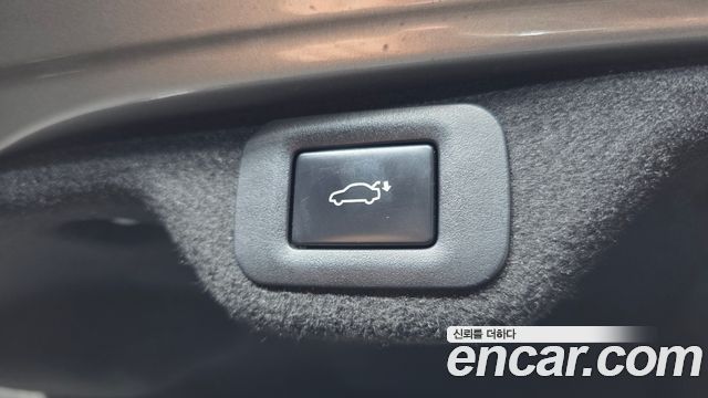 Lexus ES 2019 — photo 32