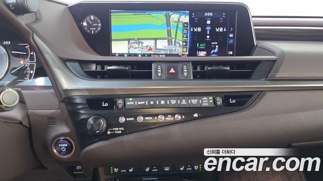 Lexus ES 2019 — photo 35