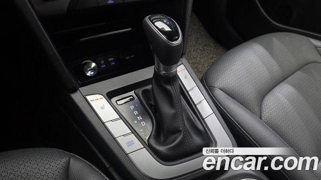 Hyundai AVANTE 2018 — photo 12