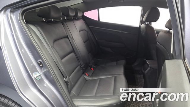 Hyundai AVANTE 2018 — photo 17