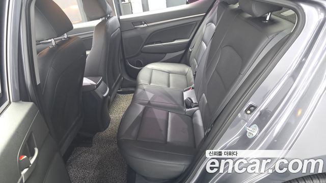 Hyundai AVANTE 2018 — photo 18