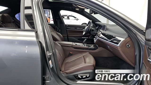 BMW 7-Series 2018 — photo 11