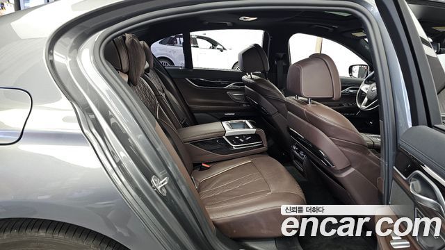 BMW 7-Series 2018 — photo 12