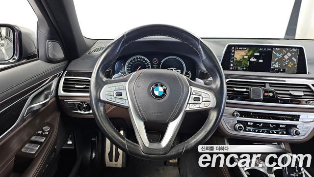 BMW 7-Series 2018 — photo 13
