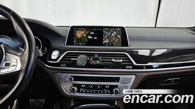 BMW 7-Series 2018 — photo 14