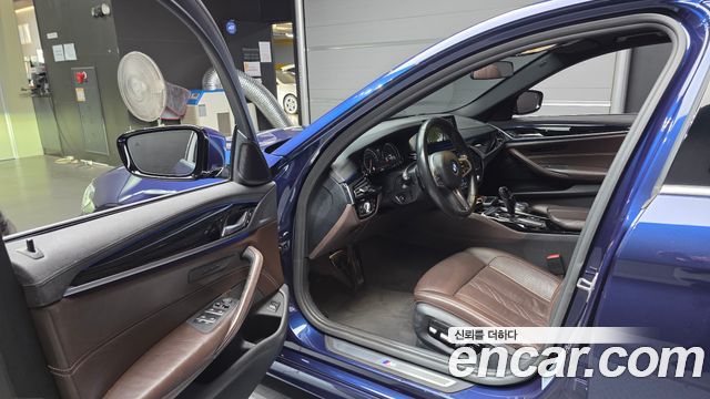 BMW 5-Series 2018 — photo 10