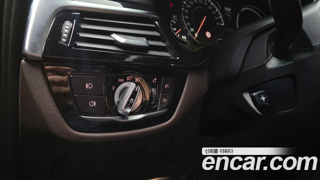 BMW 5-Series 2018 — photo 17