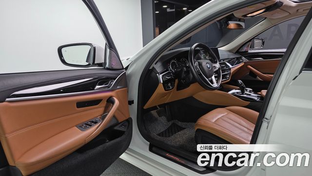 BMW 5-Series 2018 — photo 10