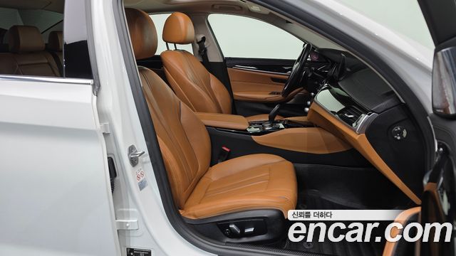 BMW 5-Series 2018 — photo 11