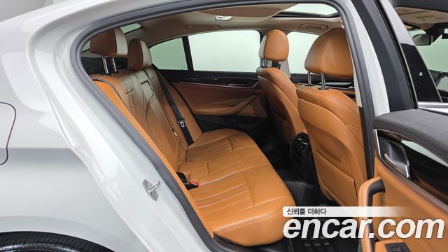 BMW 5-Series 2018 — photo 12
