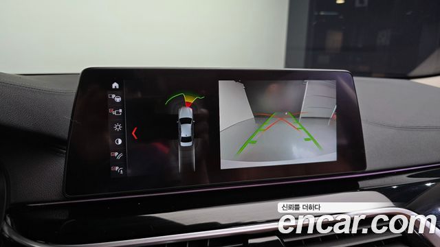 BMW 5-Series 2018 — photo 15