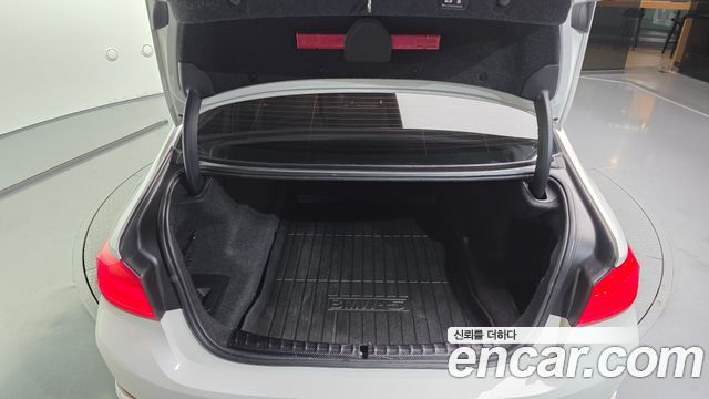 BMW 5-Series 2018 — photo 20