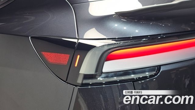 Tesla Model Y 2025 — photo 9