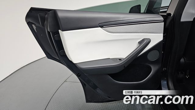 Tesla Model Y 2025 — photo 15