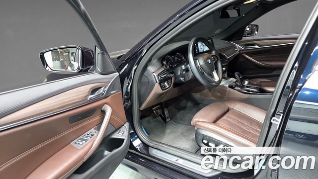 BMW 5-Series 2018 — photo 13