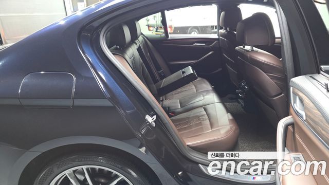 BMW 5-Series 2018 — photo 17