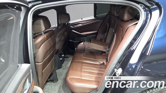 BMW 5-Series 2018 — photo 18