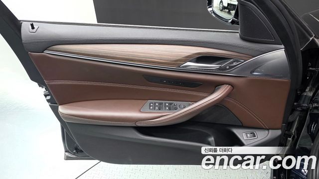 BMW 5-Series 2018 — photo 14