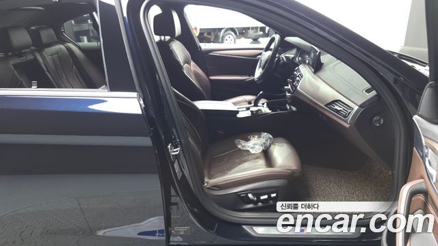 BMW 5-Series 2018 — photo 16