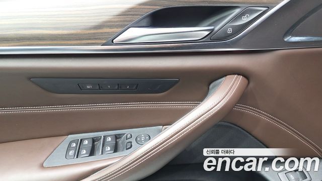 BMW 5-Series 2018 — photo 28
