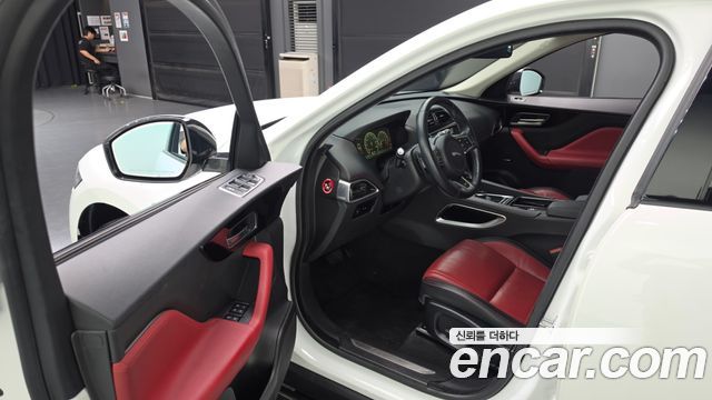Jaguar F-PACE 2017 — photo 10