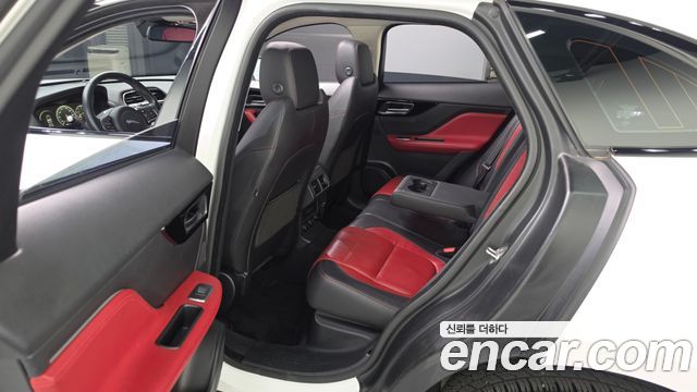 Jaguar F-PACE 2017 — photo 11