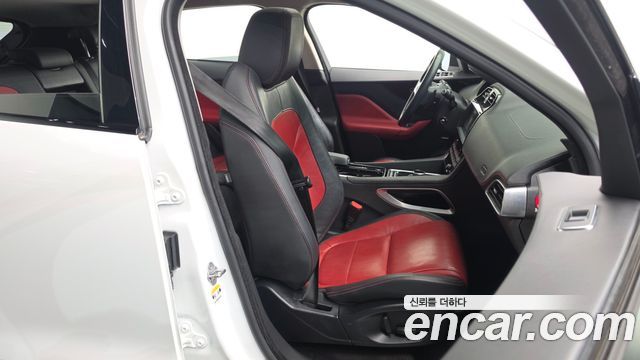 Jaguar F-PACE 2017 — photo 12
