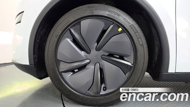 Tesla Model Y 2025 — photo 5
