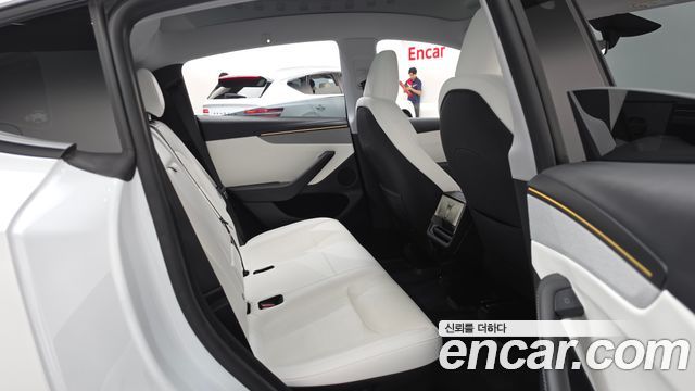 Tesla Model Y 2025 — photo 17