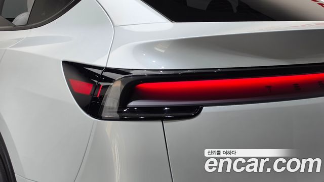 Tesla Model Y 2025 — photo 9