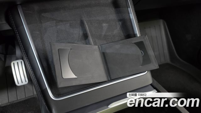 Tesla Model Y 2025 — photo 28