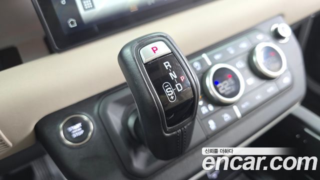 Land Rover Defender 2023 — photo 12