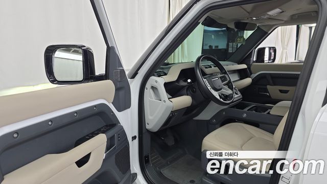 Land Rover Defender 2023 — photo 13
