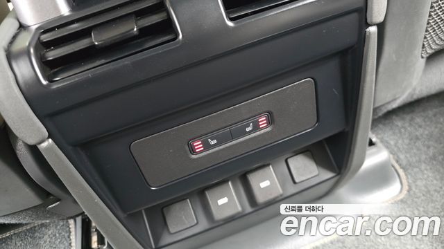 Land Rover Defender 2023 — photo 24